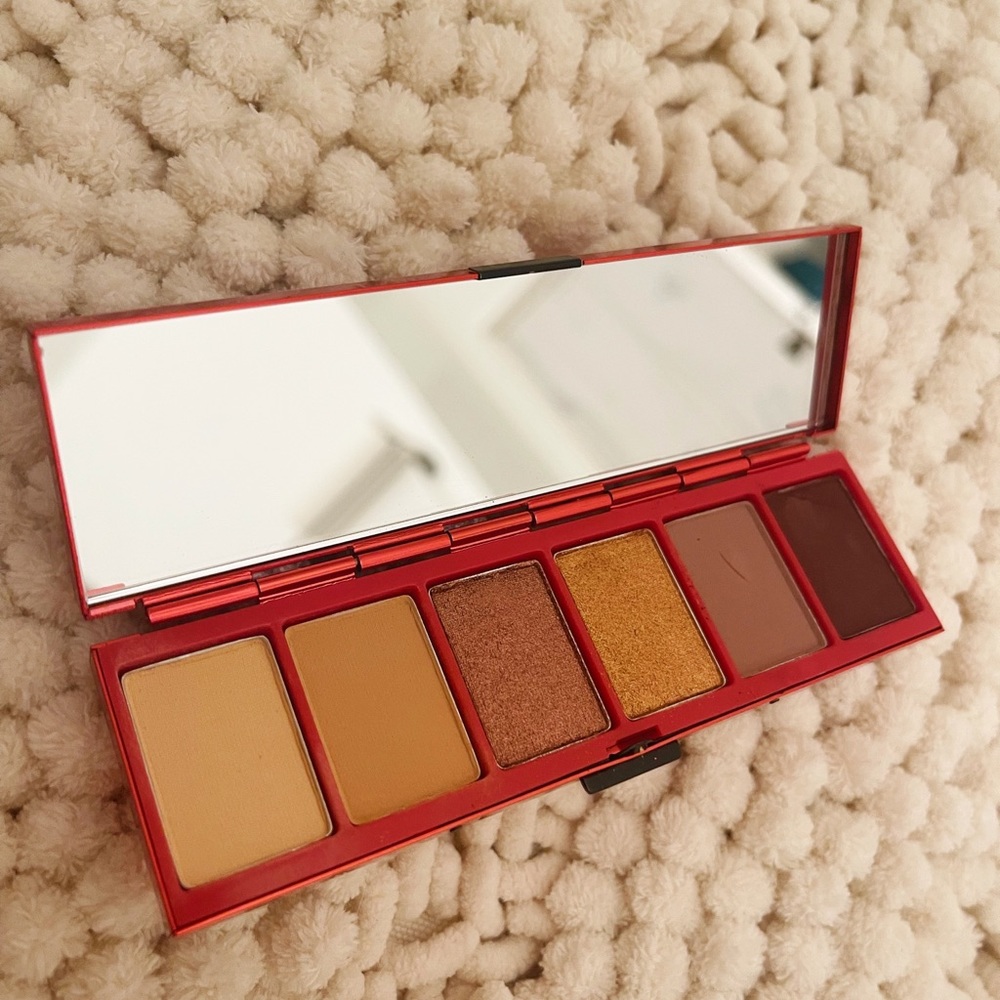 Mac Oh, Holy Eyes Eye Shadow x 6 / Patrickstarrr
3.6(23)